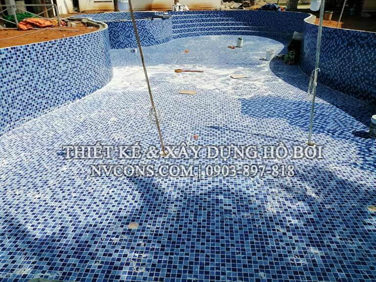 Các bước dán gạch mosaic bể bơi đúng tiêu chuẩn