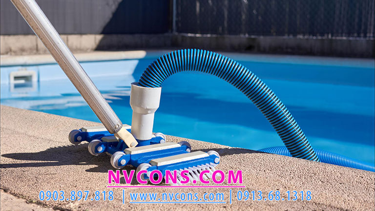 Gắn sào nhôm và ống mềm hồ bơi vào bàn hút