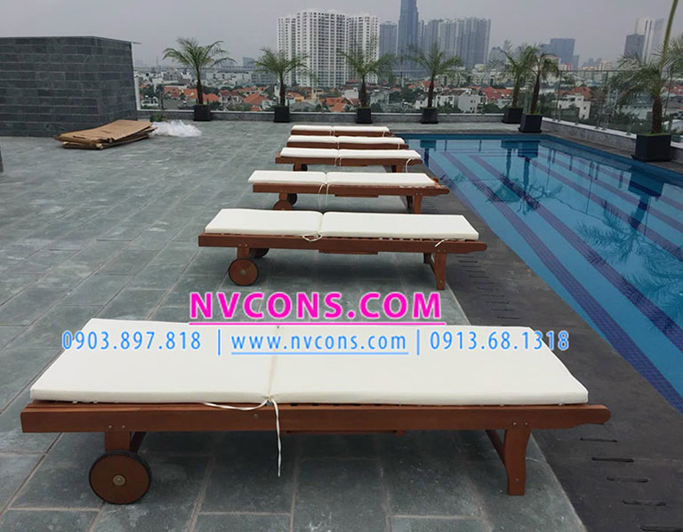 Ghế nằm tắm nắng hồ bơi và nệm màu kem đẹp cho khách sạn