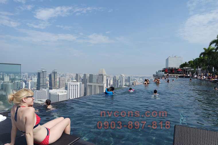 hồ bơi chân mây khách sạn Marina Bay Sands lúc bình minh