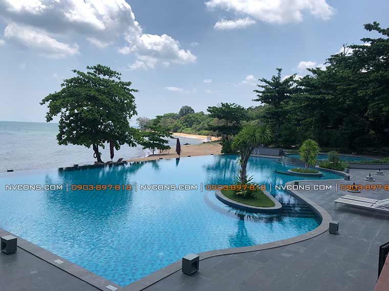 Hồ bơi vô cực hướng biển Nam Nghi Resort