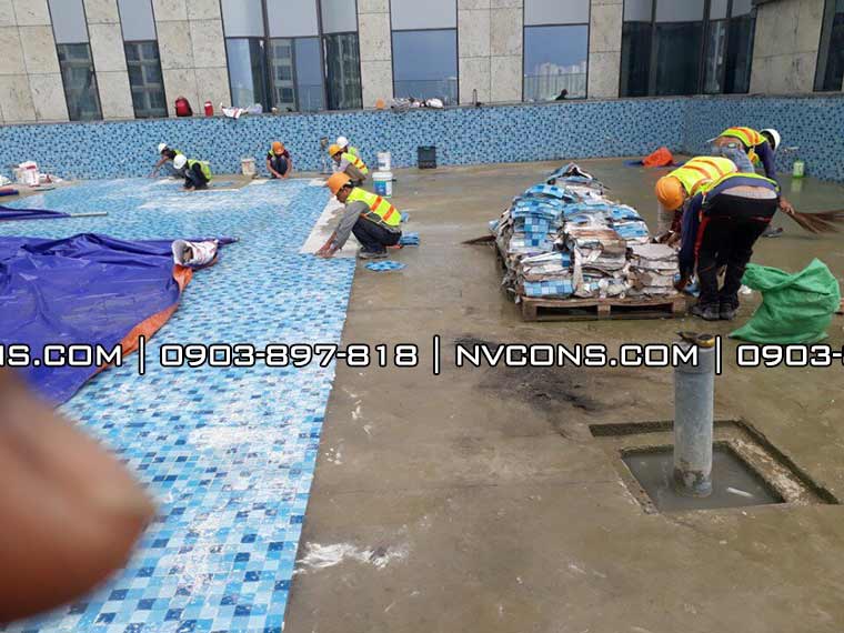 báo giá nhân công thi công ốp lát trang trí gạch mosaic bể bơi