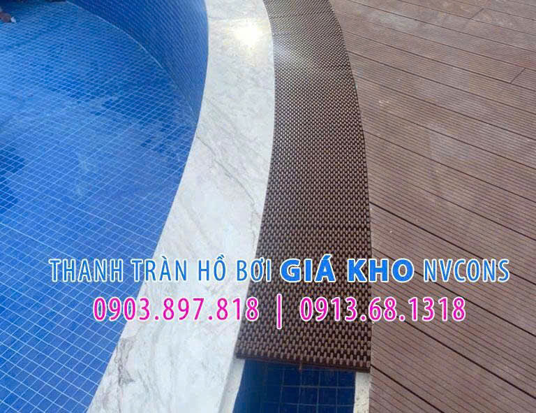 Thanh thoát tràn hồ bơi gia đình màu nâu gỗ đẹp