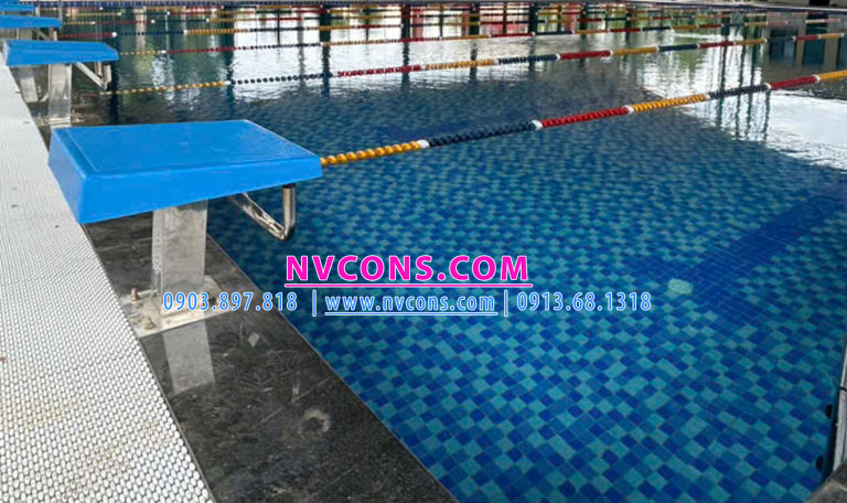 Thi công lắp đặt bục nhảy xuất phát bể bơi thi đấu Thi công lắp đặt bục nhảy xuất phát bể bơi thi đấu