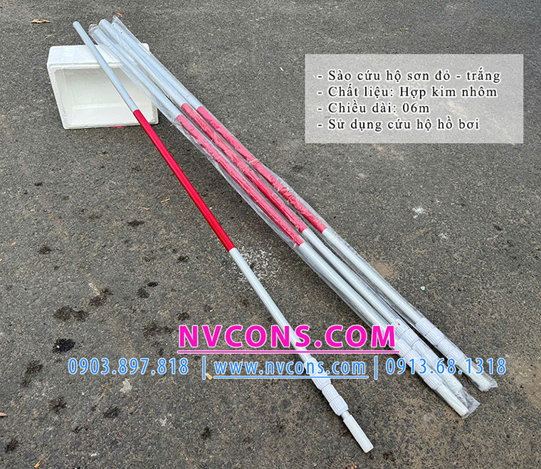 Sào cứu hộ sơn đỏ - trắng là một dụng cụ không thể thiếu trong hồ bơi công cộng